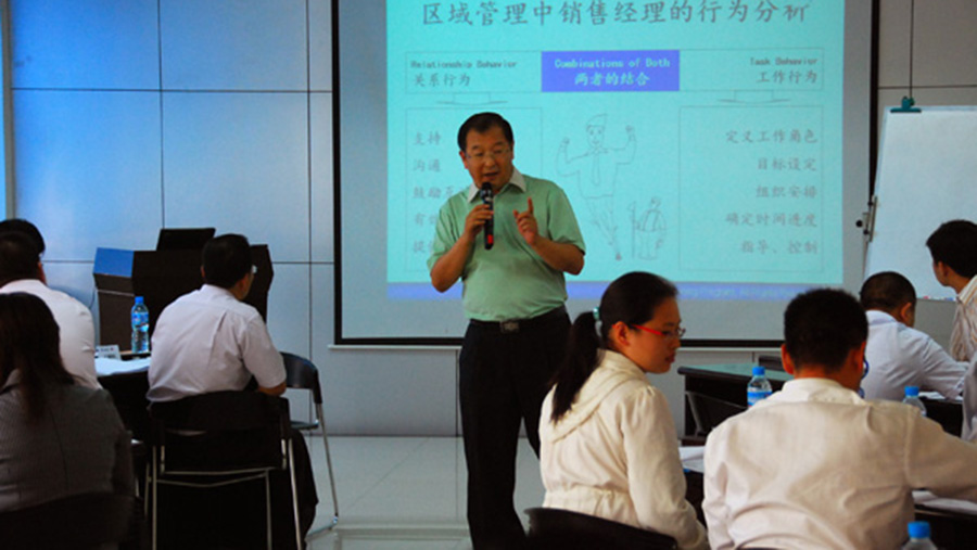 公司集中培訓業(yè)務(wù)經(jīng)理營銷管理知識并召開三季度經(jīng)營工作會議