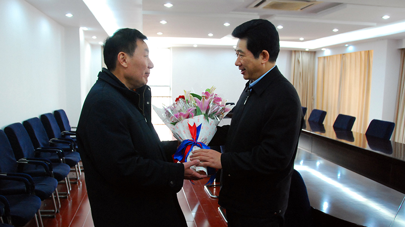 市政協(xié)主席仲昆代表市委、市政府慰問李永安董事長并視察德源